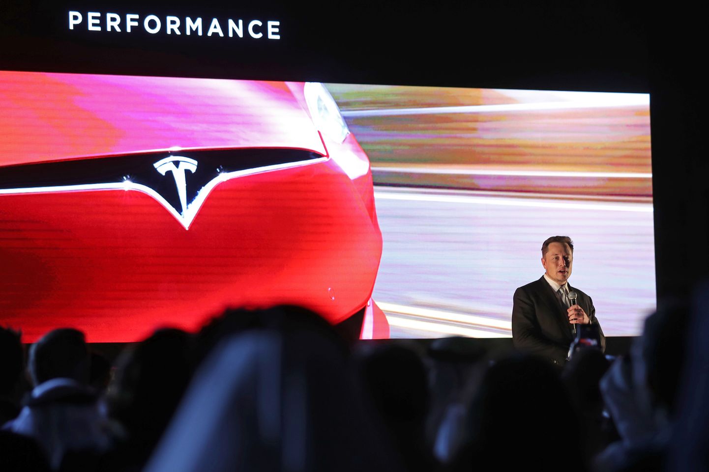 Tesla juht Elon Musk Dubai automessil esinemas.
