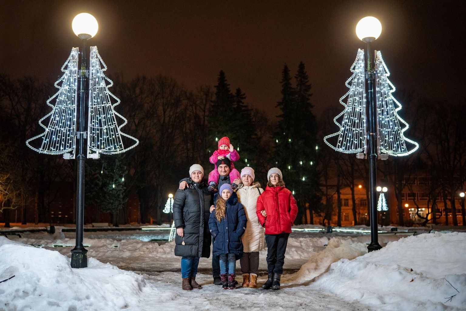 Ukrainast Rivnest pärit Oleksandr, Valentyna, Viktoria, Julia, Anna ja Diana Sikorskyi võtavad tänavused jõulud vastu Pärnus.