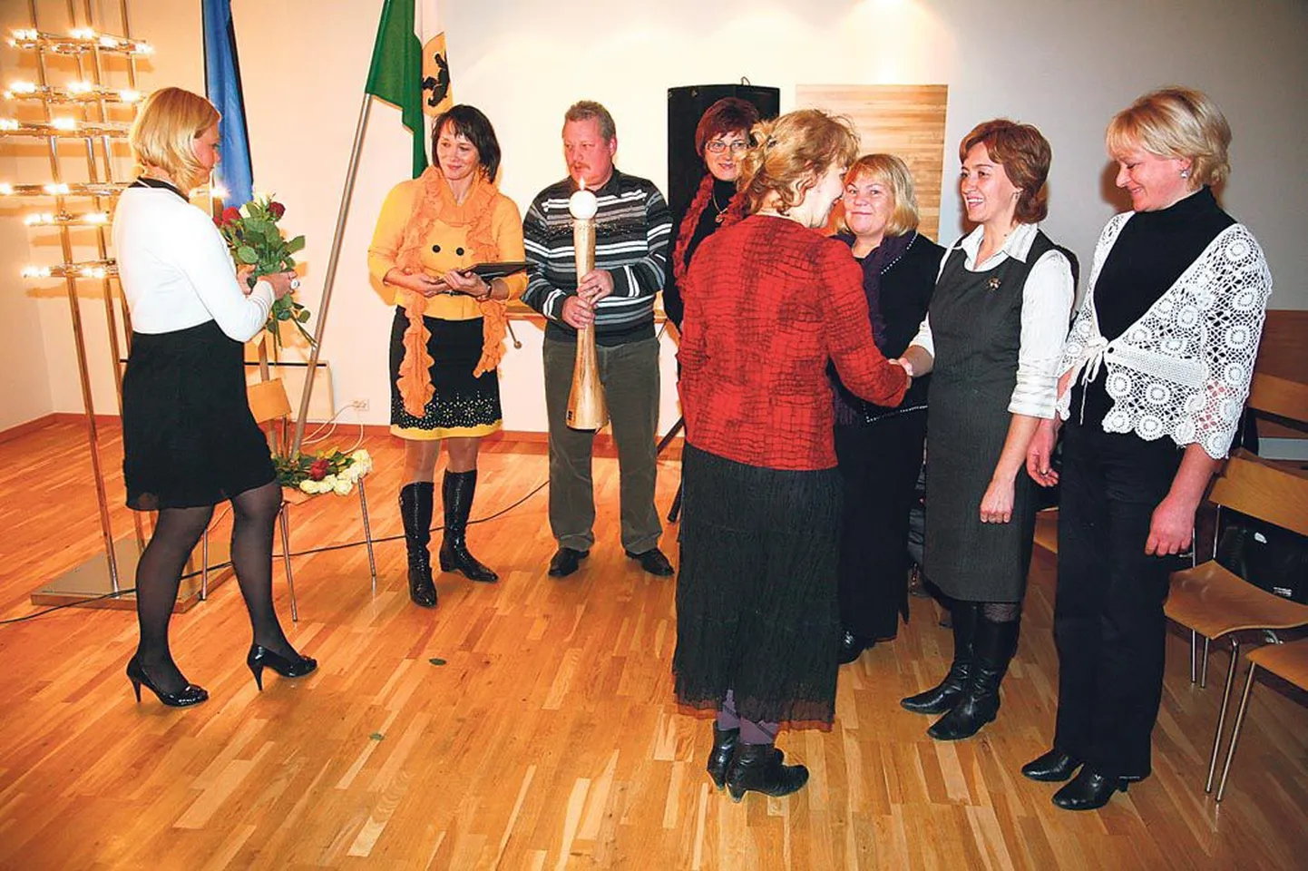 Aasta küla 2011 Kabli esindus, külaseltsi liikmed Maret Salak (vasakul) ja Jaan Vahenõmm, kelle käes on puutöömeister Heini Sooviku valmistatud meene – suur puidust küünlajalg.