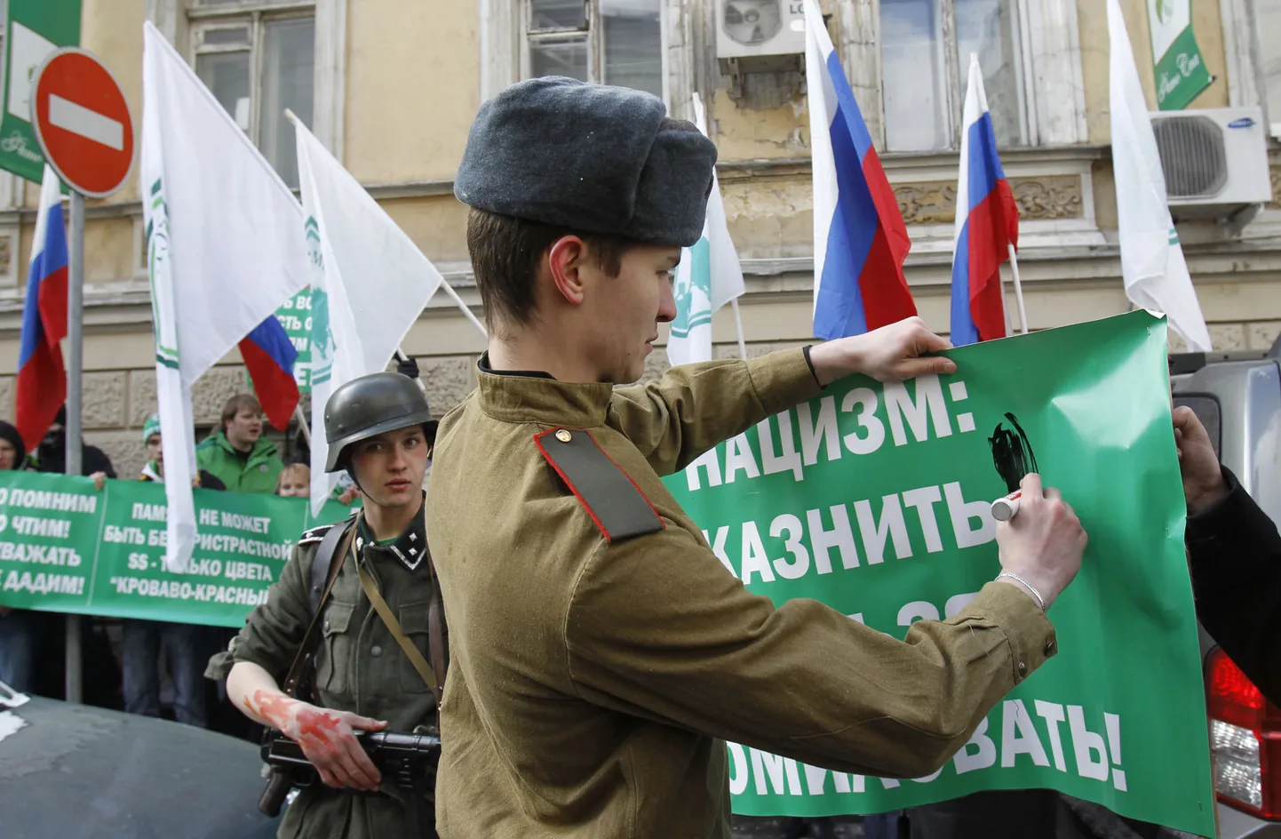 Акция протеста у посольства Латвии в Москве 16 марта 2010 года.