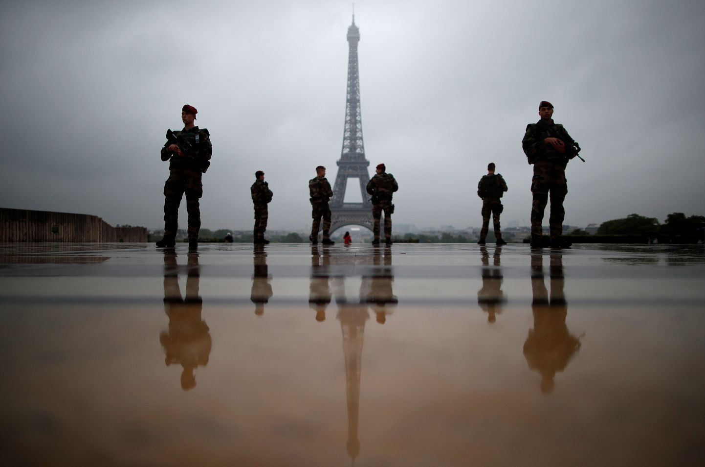 Prantsusmaa sõdurid Pariisis patrullimas.