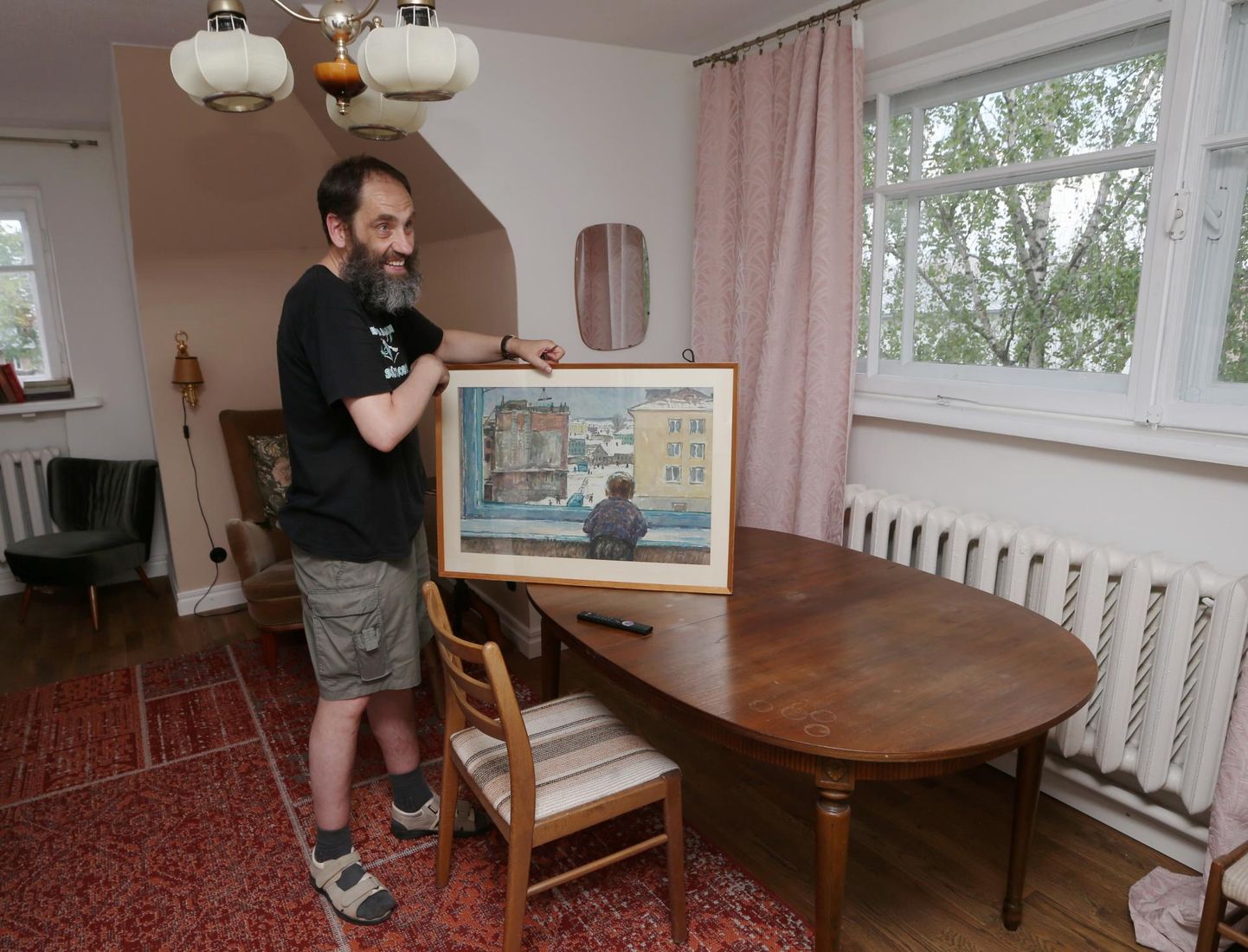 Jaan Malin näitas kunstimaja neljanda korruse korteris nr 6 maali «Uues kodus», millel tema õde Lea vaatab aknast kunstimaja õue. Nende isa Ilmar Malin maalis selle pildi aastal 1960.