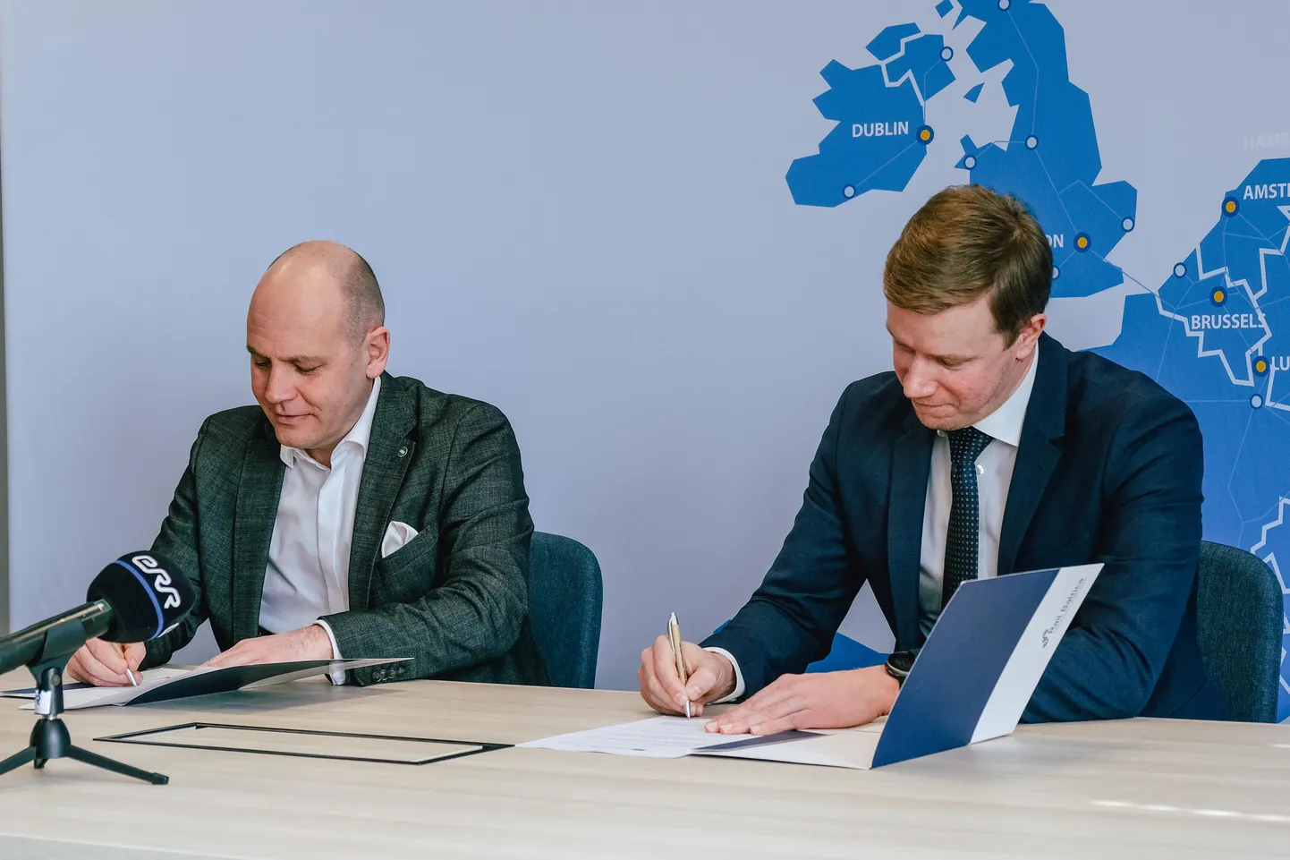 Rail Baltic Estonia juht Anvar Salomets (paremal) ja Merko Ehitus Eesti juhatuse esimees Ivo Volkov (vasakul).