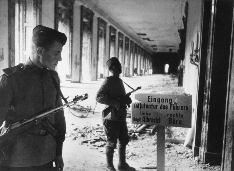 Nõukogude Punaarmee sõdurid Berliinis Riigipäevahoones