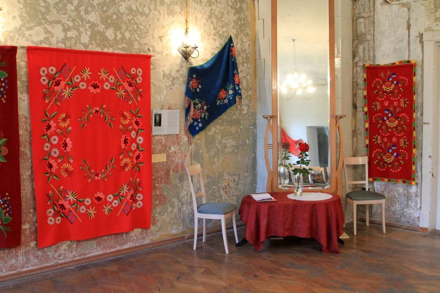 Lihula mõisas asuva muuseumi renoveeritud saalid avatakse näitusega, mis tutvustab Lihula ajaloolist lilltikandit.