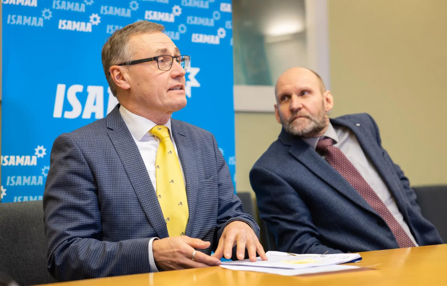 Isamaasse kuuluv Tõnis Lukas (vasakul) ja erakonna juht Helir-Valdor Seeder eile eesti keele kaitse plaani tutvustamas. 