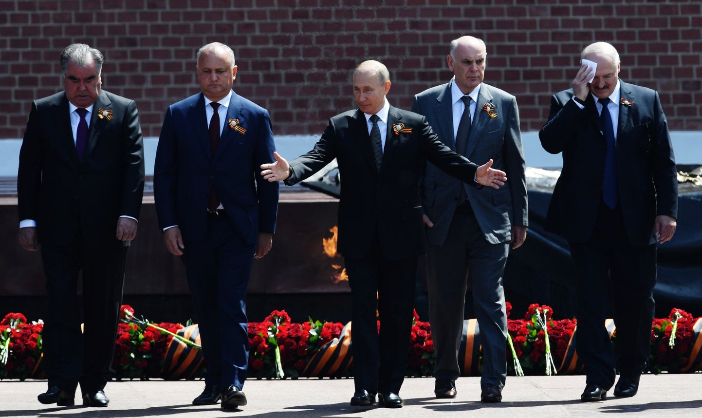 Путин с коллегами из других стран на параде.