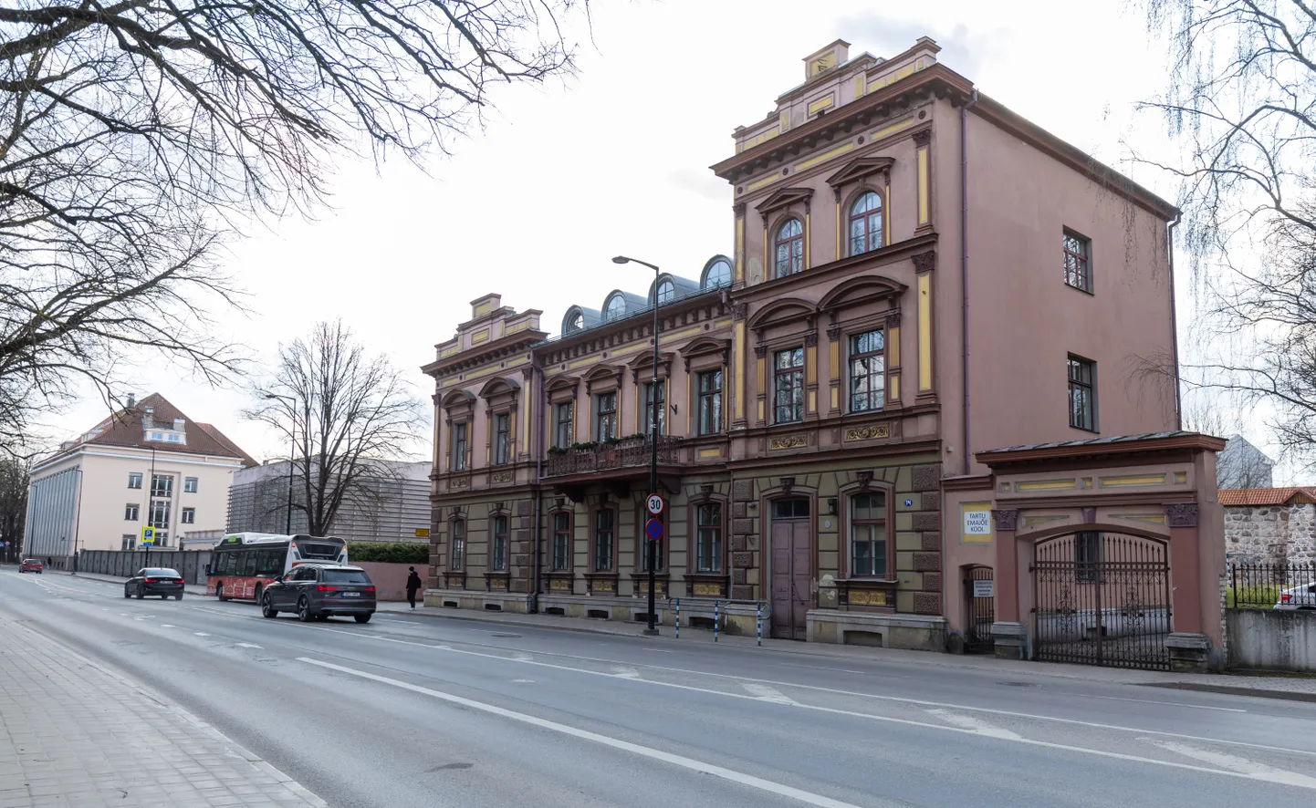 Tartu Emajõe kooli praeguses hoones Vabaduse puiesteel käib õppetöö edasi vähemalt 2028. aastani, seejärel kolitakse Hiie kooliga ühe katuse alla.
