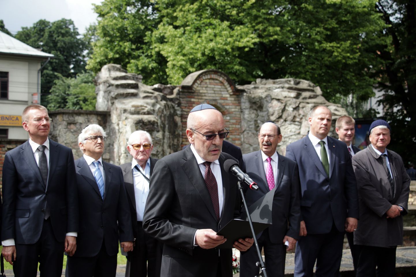Latvijas Ebreju draudžu un kopienu padomes priekšsēdētāja vietnieks Dmitrijs Krupņikovs uzrunā klātesošos Ebreju tautas genocīda upuru piemiņas dienai veltītajā piemiņas brīdī Holokausta upuru memoriālā Gogoļa ielā.