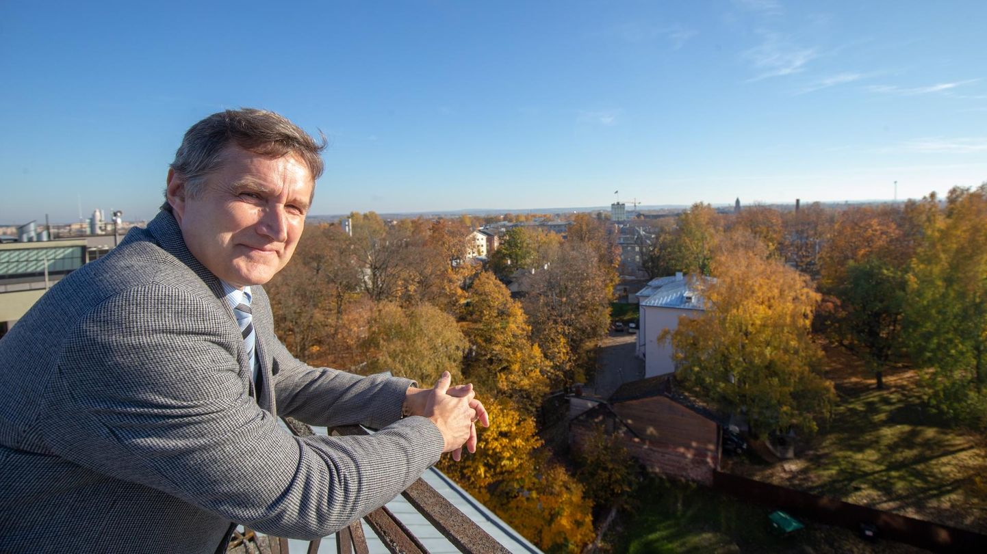 Tartu ülikooli majandusteaduskonna asejuhataja teaduse alal akadeemik Urmas Varblane heitis Toomel endise arhiivi katuselt pillgu Tartule ja siinsele majandusele. Kõik on praegu hästi, kinnitas ta.
