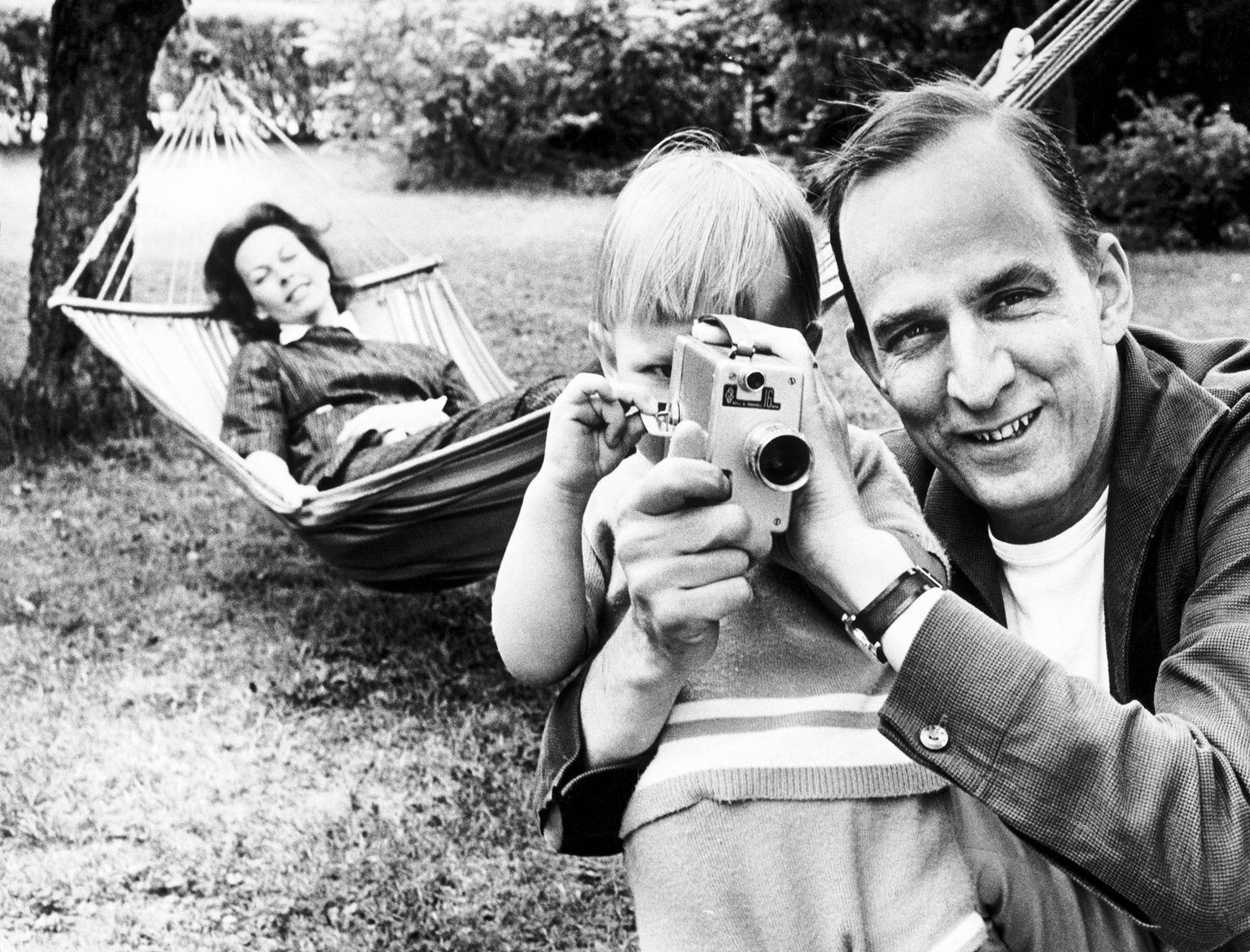 Ingmar Bergman õpetab 1960. aastate keskel poeg Danielile filmikaamera käsitsemist, taamal Danieli ema ning Bergmani toonane abikaasa Käbi Laretei.