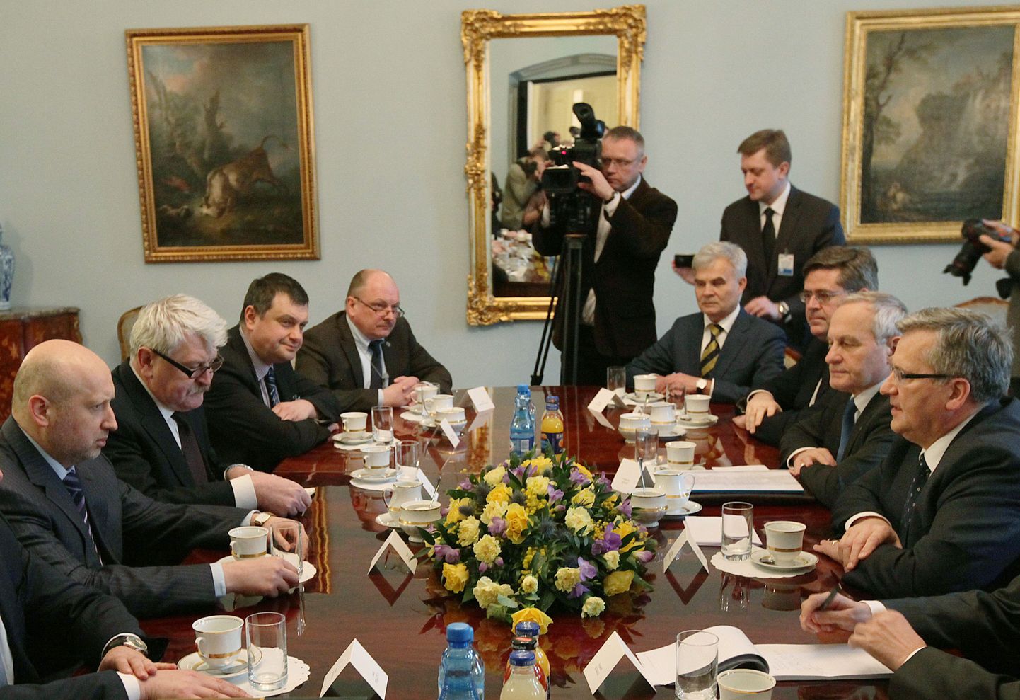 Poola president Bronislaw Komorowski (paremal) vestlemas Ukraina riikliku julgeoleku- ja kaitsenõukogu sekretäri Oleksandr Turtšõnoviga (vasakul).