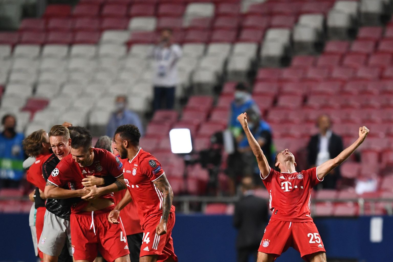 Minhenes "Bayern" futbolisti priecājas par uzvaru.