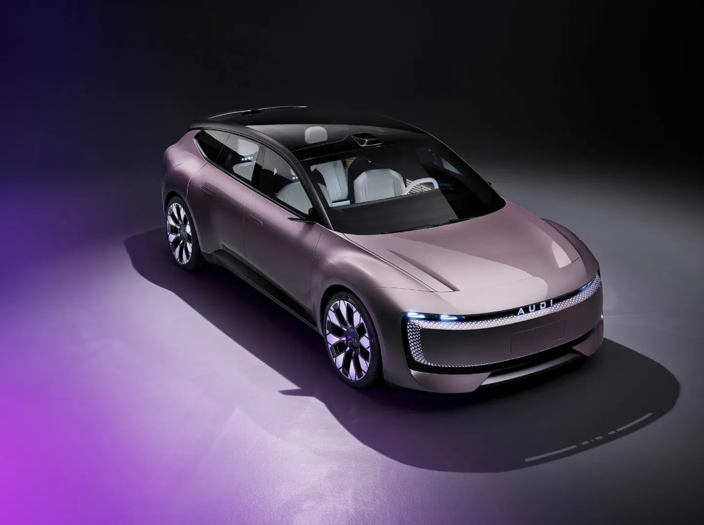 Audi valmistub tulevikuks Hiinas. Sel eesmärgil toob ettevõte Audi E kontseptsiooniga turule ka oma esimese uue kaubamärgi: AUDI. Uus logo on ilma nelja rõngata.