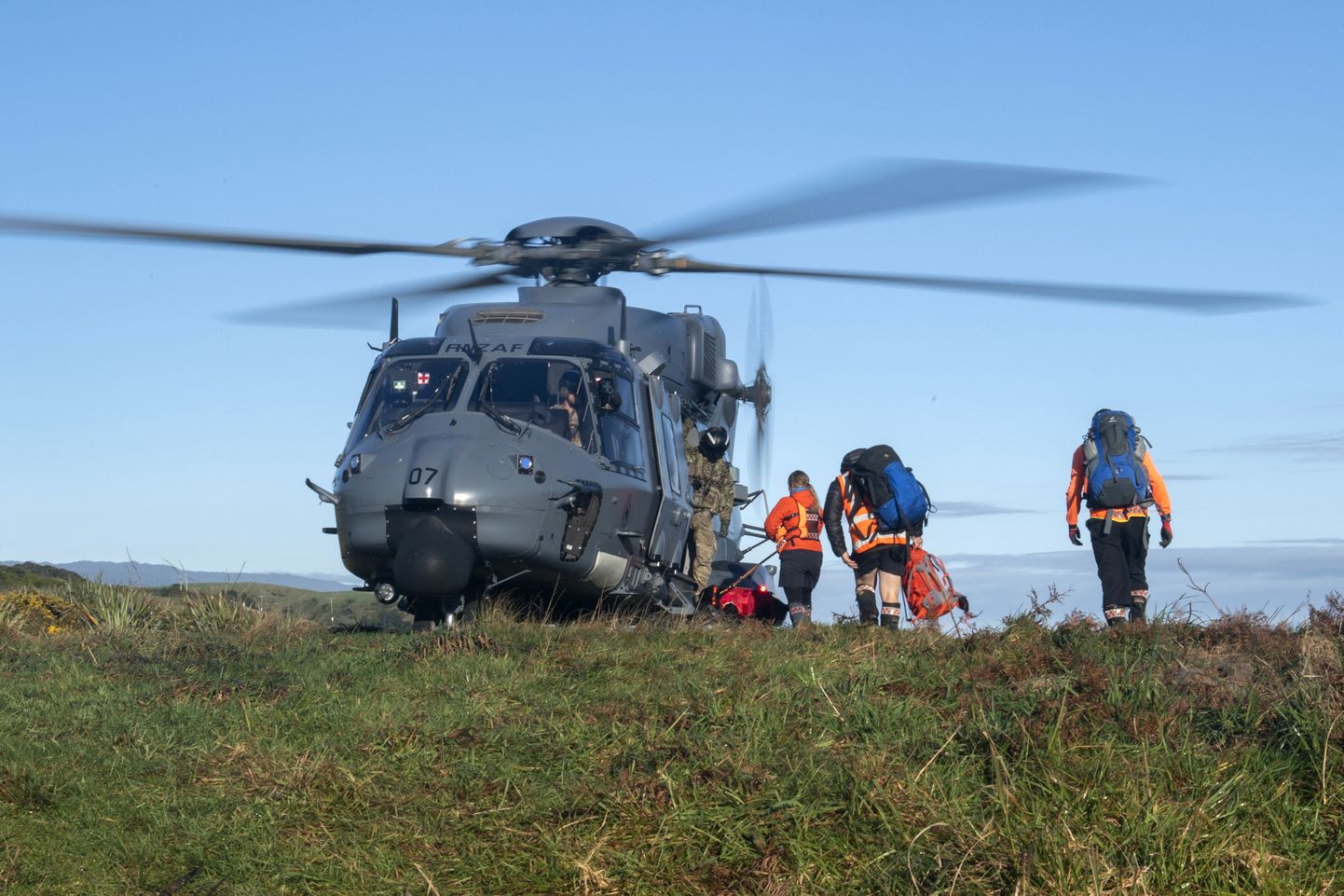 Päästekopter ja päästjad UUs-Meremaa Kahurangi rahvuspargis, kus leiti kadunud matkajad