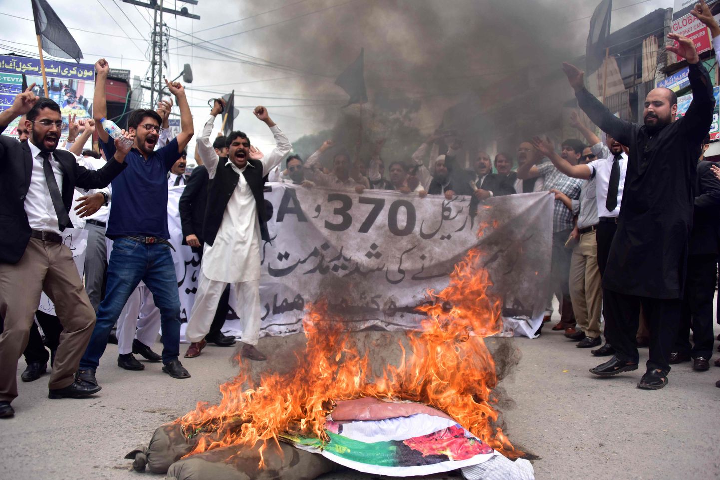 Pakistani kontrollitud Kashmiris põletavad meeleavaldajad India lippu, millel on kujutatud ka India peaministrit Narendra Modi. Kui India kontrollitud Kashmiris blokeeriti mobiilside ning interneti levi, siis Pakistani kontrollitud Kashmiri see ei puudutanud.