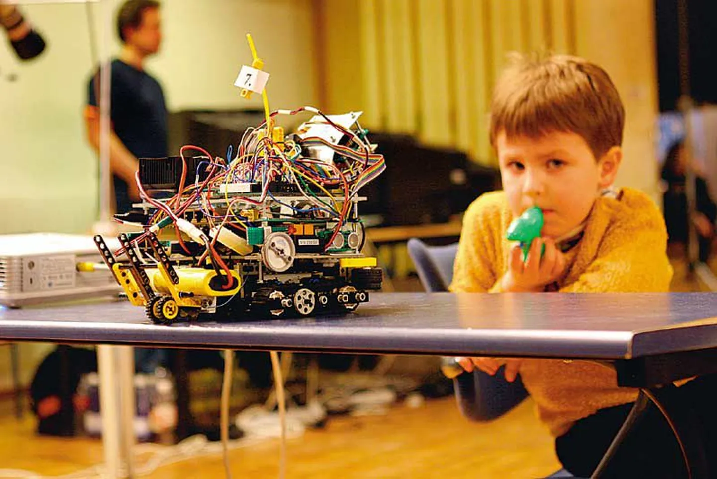 Tehnikaülikooli võistkonna Klaabu robot piiksus rajal vahetpidamata: rohelisi kriipsujukudest laipu otsima seadistatud masin nägi neid vahetpidamata kõikjal ja teatas igast leiust kärarikkalt.