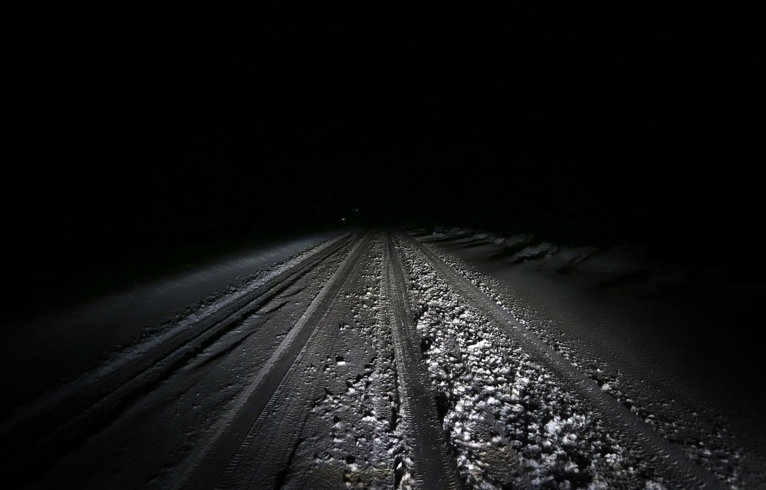 Sniegots ceļš naktī; ilustratīvs foto.