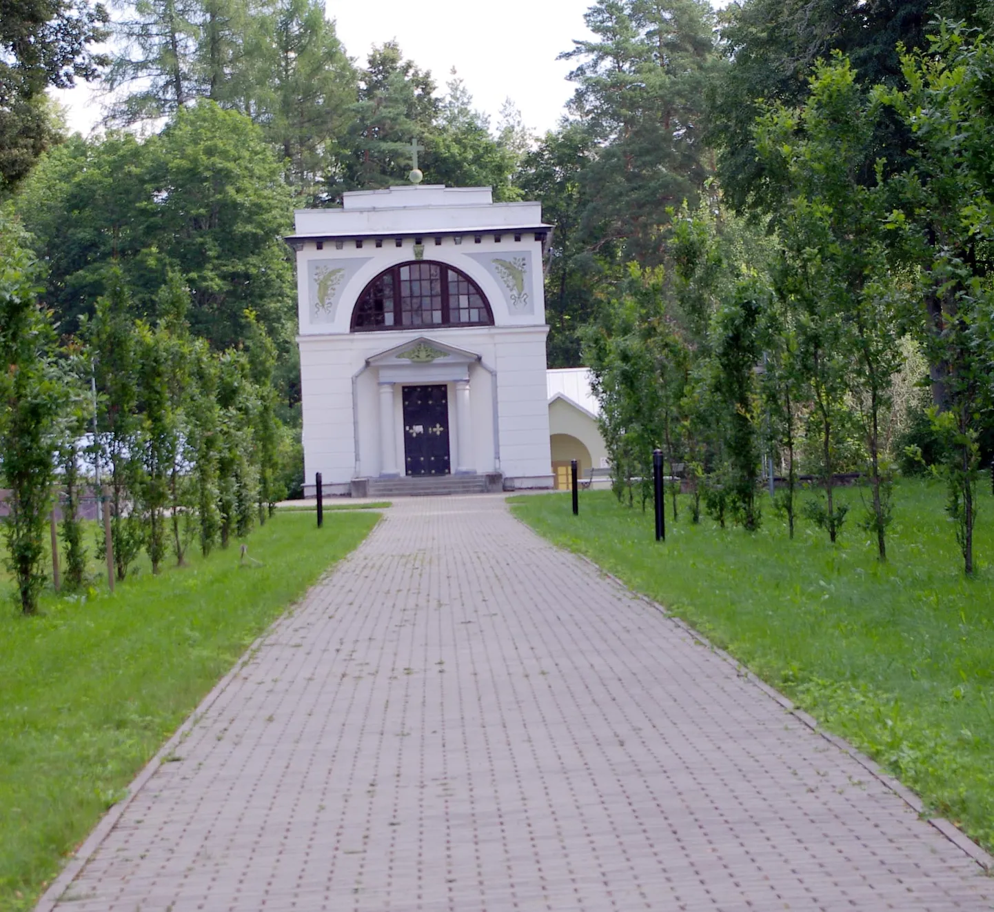 Barclay de Tolly mausoleum, kus on nii feldmarssali kui ka tema abikaasa sarkofaagid, valmis Jõgeveste mõisapargis 1823. aastal.