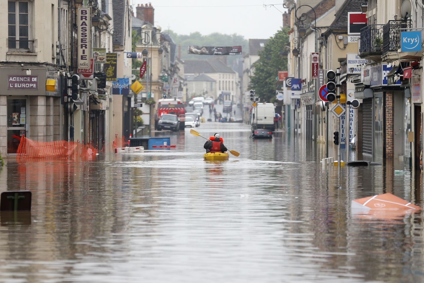 Elanikud kasutavad üleujutatud tänavate tõttu liiklemiseks paate