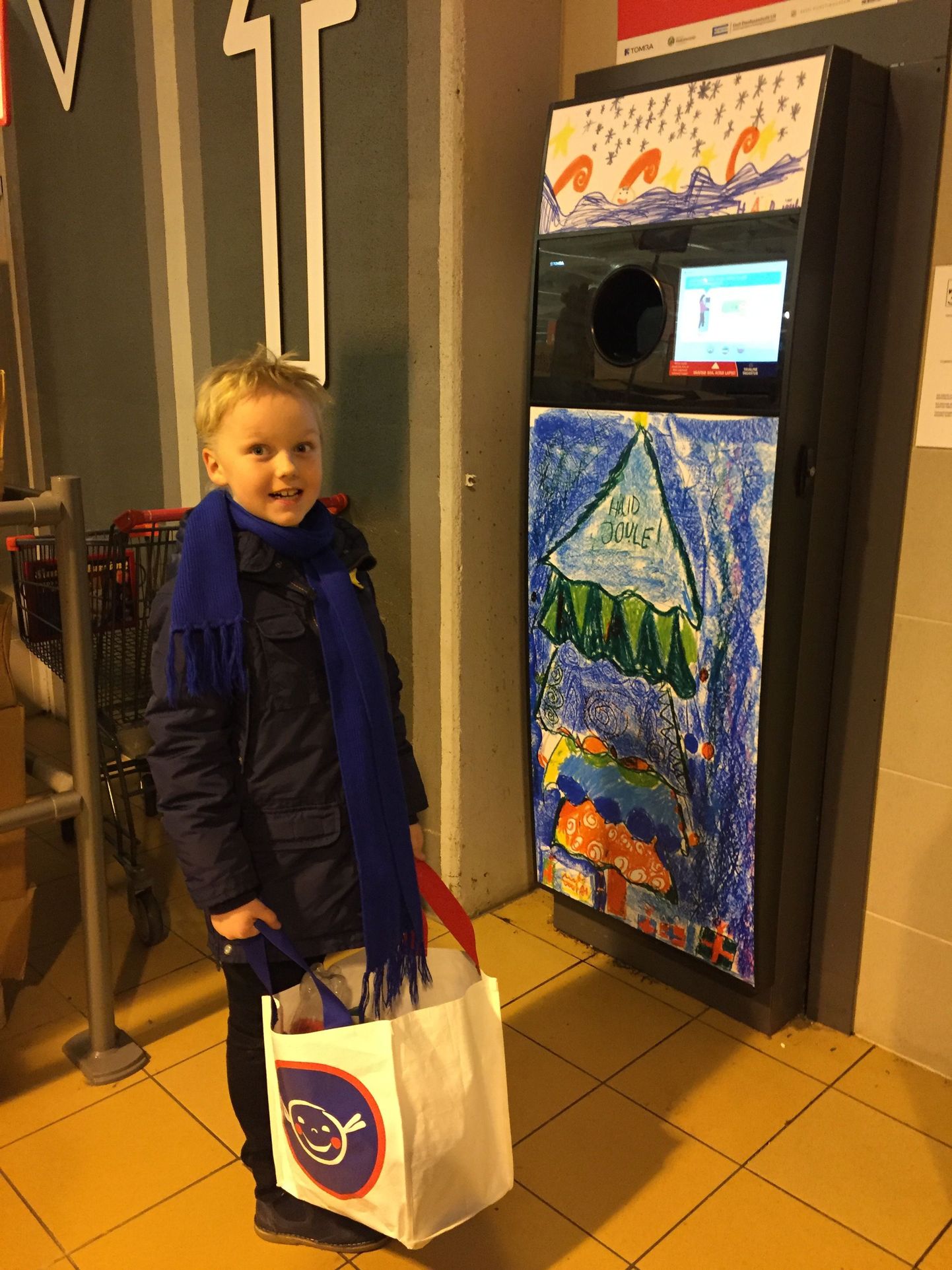 21. Kooli 2A õpilane Kasper Joel endakujundatud taaraautomaati külastamas.