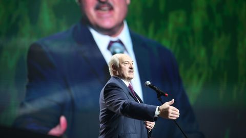 Лукашенко велел своим чиновникам заставить работать всех болтающихся тунеядцев