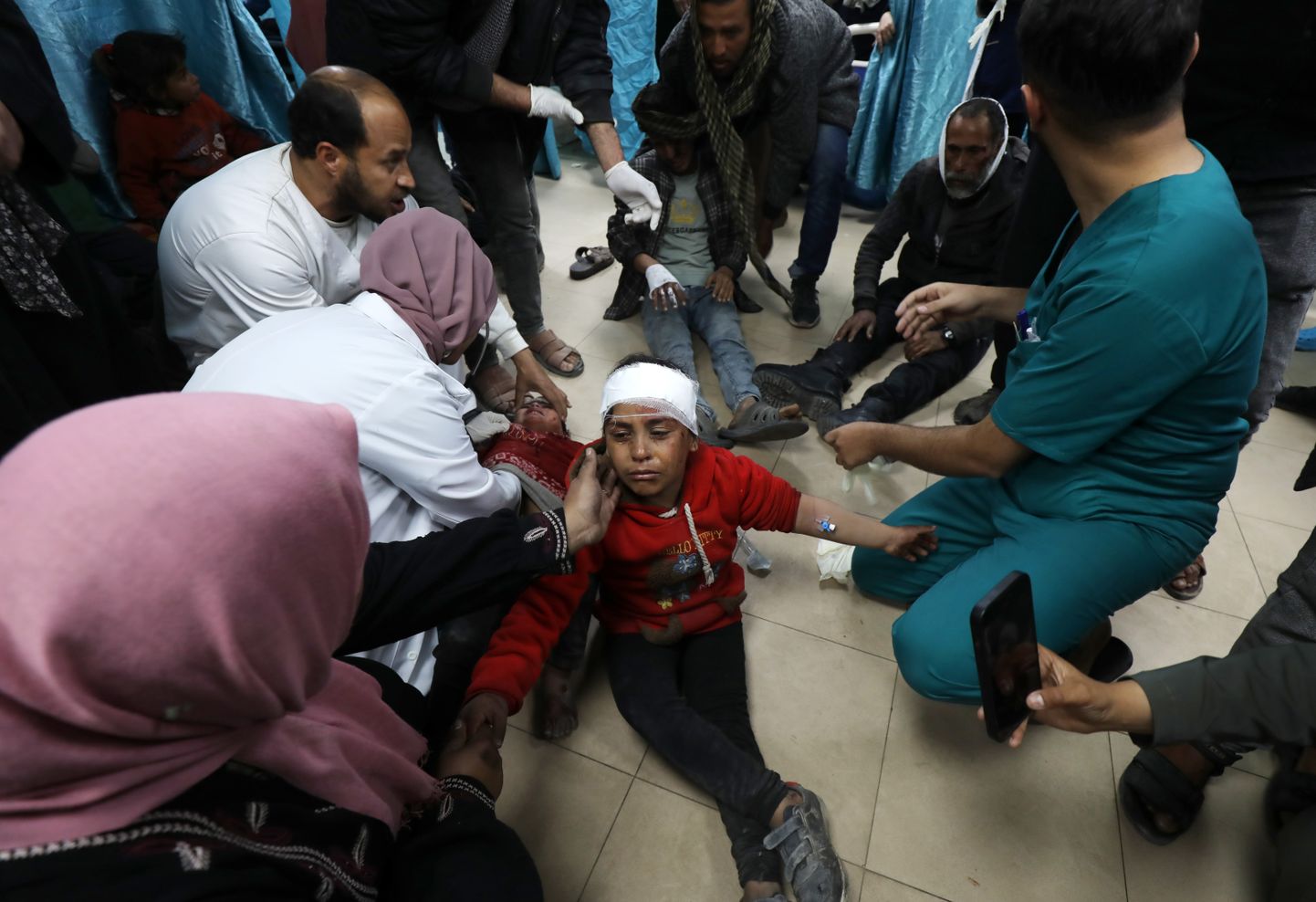 Meedikud aitavad täna Gaza sektoris Dair El-Balah’s haiglasse toodud vigastatuid.