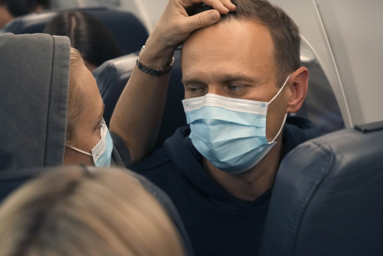 Aleksei Navalnõ ja tema naine Moskvasse suunduvas lennukis.