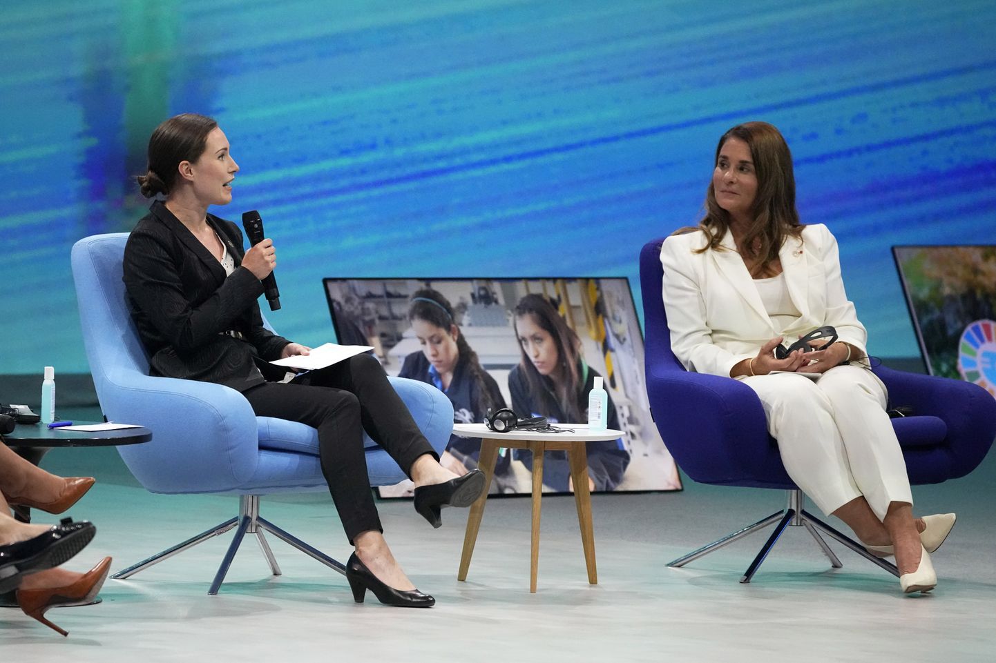 Soome peaminister Sanna Marin (vasakul) ning Melinda Gates juuni lõpus rahvusvahelisel soolise võrdsuse konverentsil Pariisis.