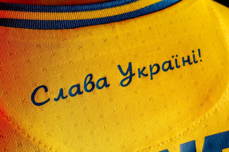 Loosung «Au Ukrainele» Ukraina koondise särgil.