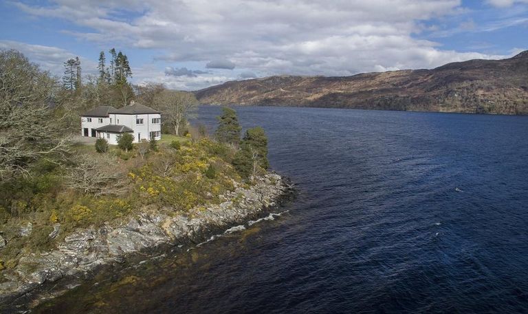Loch Ness järve kaldal asuv maja.