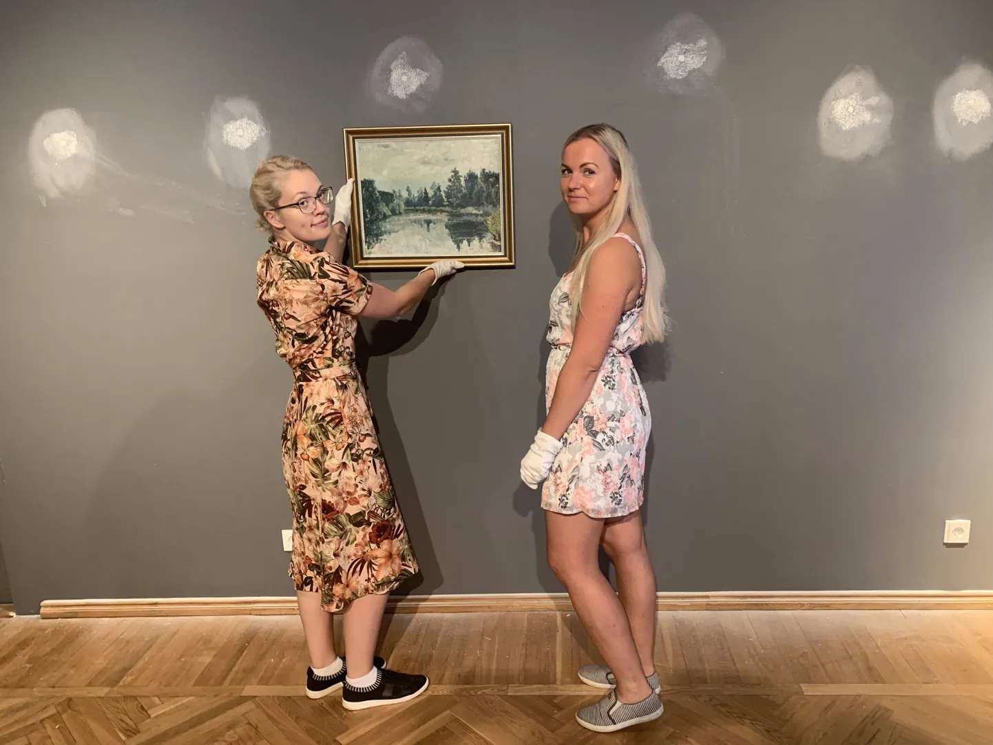 Hanna-Liis Kont ja Annegret Kriisa, pildil Endel Kõksi „Navesti maastik", mida kasutati kringlialusena.
