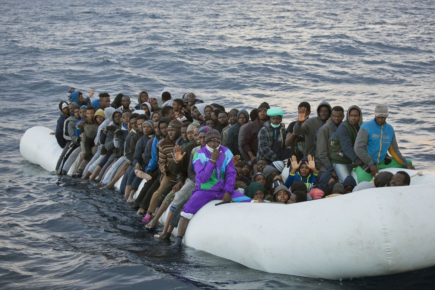 Liibüast teele asunud migrandid ootamas päästmist.