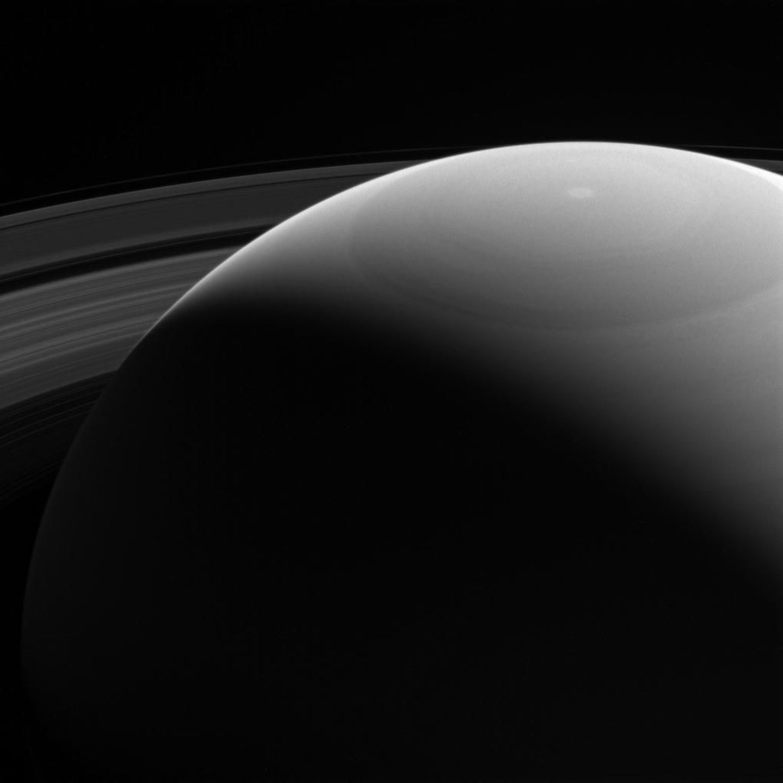 Cassini tehtud pilt Saturnist suudab tabada peaaegu kõik Päikesesüsteemi kuuenda planeedi olulisemad tunnused.