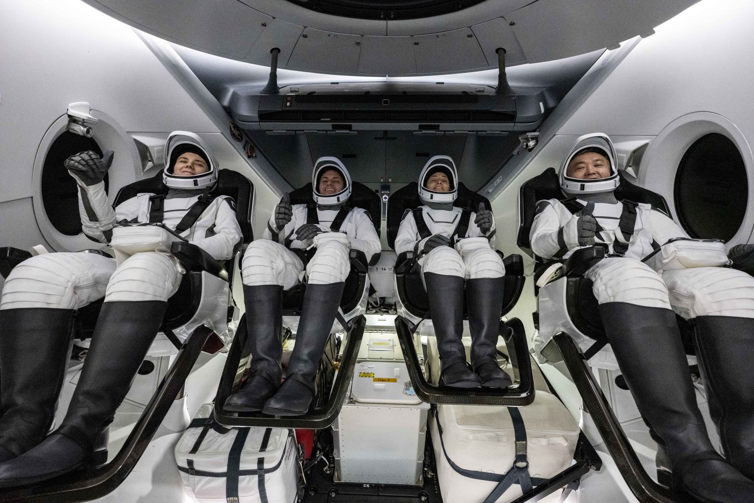 Vasakult Roskosmose kosmonaut Anna Kikina, NASA astronaudid Josh Cassada ja Eesti juurtega Nicole Mann ning JAXA astronaut Koichi Wakata SpaceX Dragon Endurance'i kosmoselaevas märtsis 2023. Pilt on illustreeriv