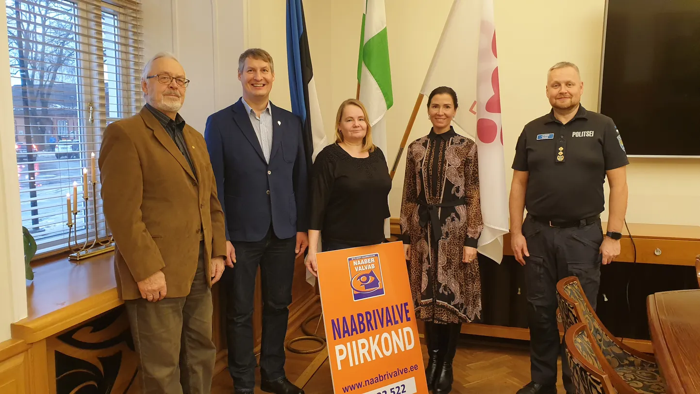 Fotol paremalt Janno Ruus- Rapla politseijaoskonna juht Paide politseijaoskonna juhi ülesannetes; Siret Pihelgas- Paide linnapea, Kaire Lõhmus- uue naabrivalve piirkonna vanem, Marek Väljari - Eesti Naabrivalve tegevjuht; Jüri Siim - Eesti Naabrivalve maakondlik arendusjuht.