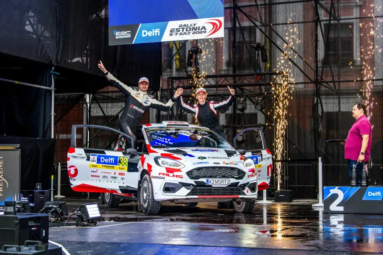 Kaardilugeja Sander Pruul (vasakul) ja Jaspar Vaher võitsid Rally Estonia ERC4 ja juunioride arvestuses.