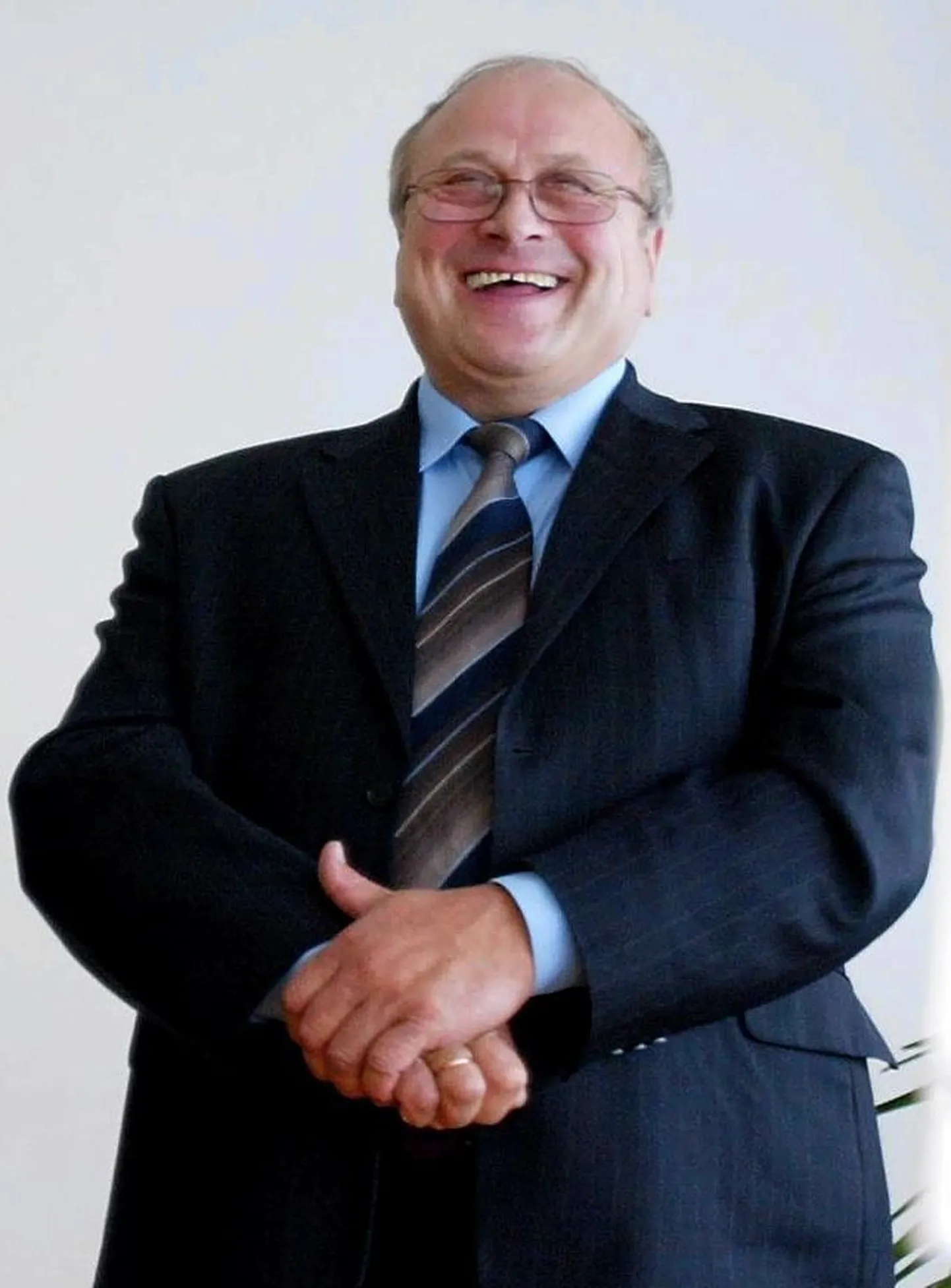 Lääne-Viru Vinni vallavanemale Toomas Väinastele kuuluv firma Auto Rasivere osales lumetõrjehangetel ja mees lasi endale kuuluvale firmale maksta üle  103 000 krooni.