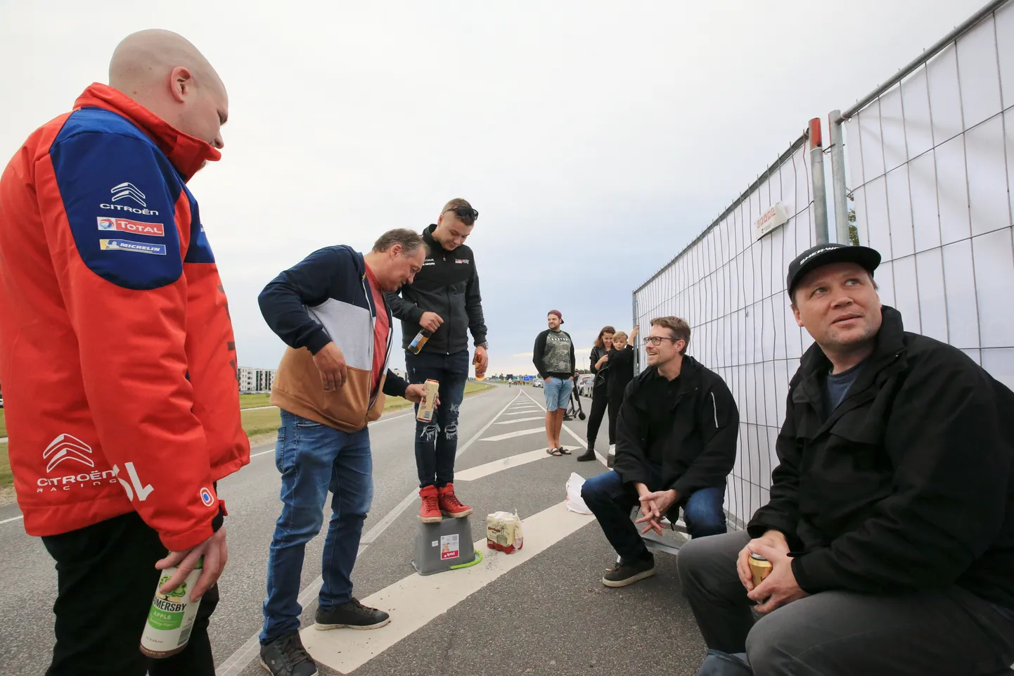 Soomest pärit Timo Elo (paremalt esimene) on rallifänn olnud üle 30 aasta. Temaga samasse seltskonda kuuluv mees ostis Raadimõisa Konsumist ära viimase ämbri, mille pealt oli hea kiiruskatset üle aia jälgida.