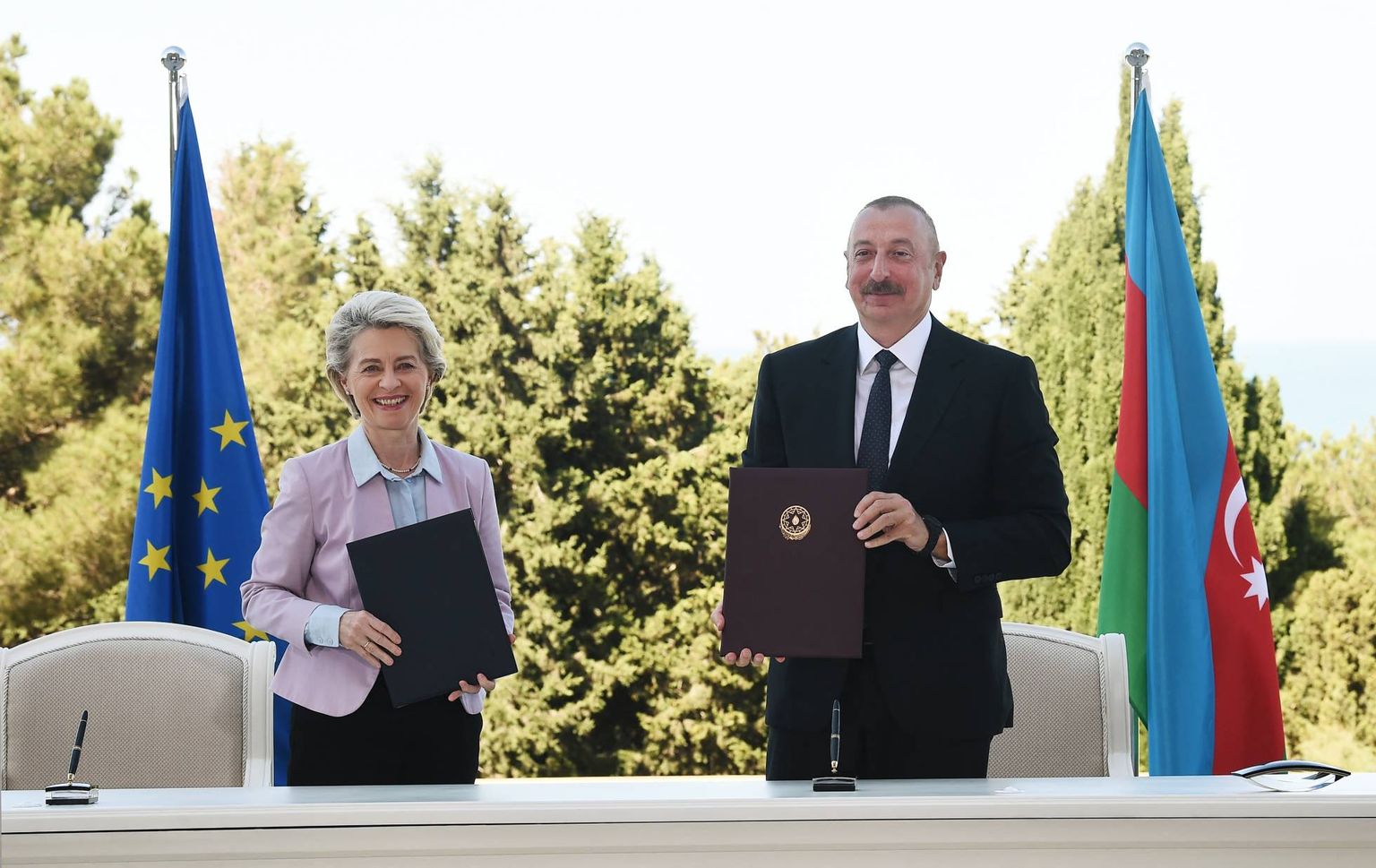 Aserbaidžaani president Ilham Alijev ja Euroopa Komisjoni president Ursula von der Leyen osalemas 18. juulil 2022 Bakuus toimunud allkirjastamistseremoonial.