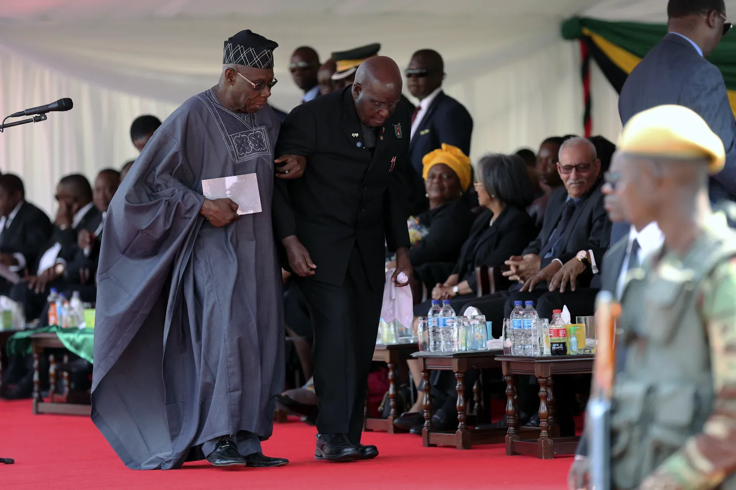 Nigeeria endine president ja praegune Aafrika Liidu erisaadik Olusegun Obasanjo (vasakul) toetab Zambia ekspresidenti Kenneth Kaundat, kes suri mullu juunis 97 aasta vanuses. Foto on tehtud Zimbabwe kauase autoritaarse riigipea Robert Mugabe riiklikel matustel pealinnas Harares 14. septembril 2019. aastal.