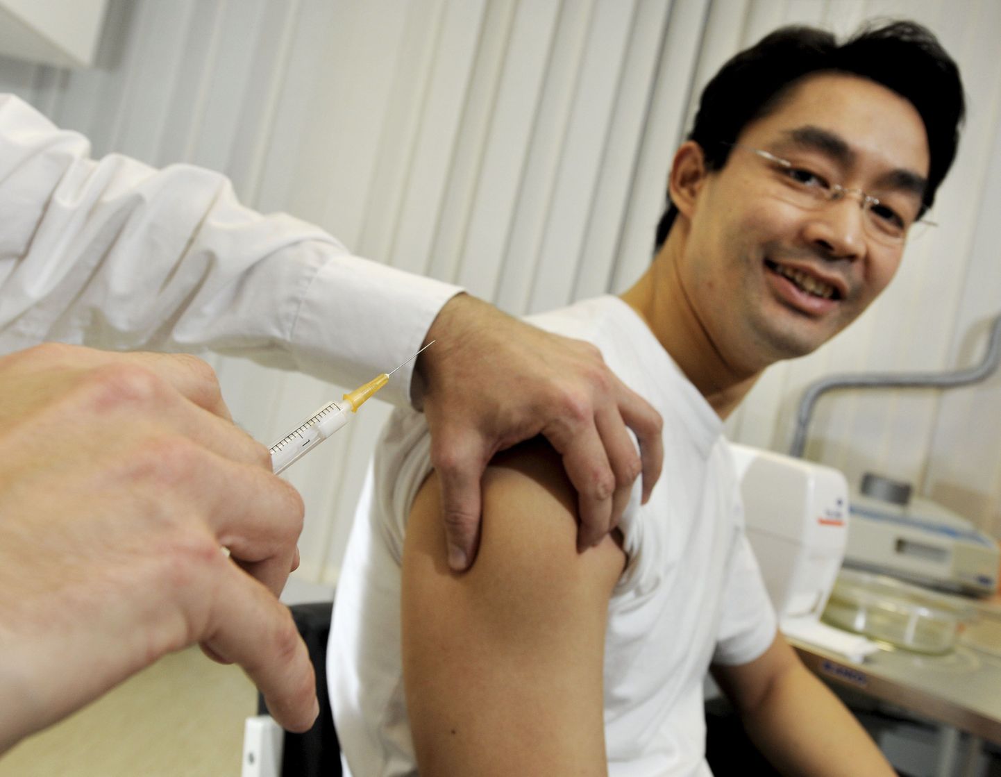 Министр здравоохранения Германии Филипп Рёслер прошел вакцинацию от нового гриппа 3 декабря 2009 года.
