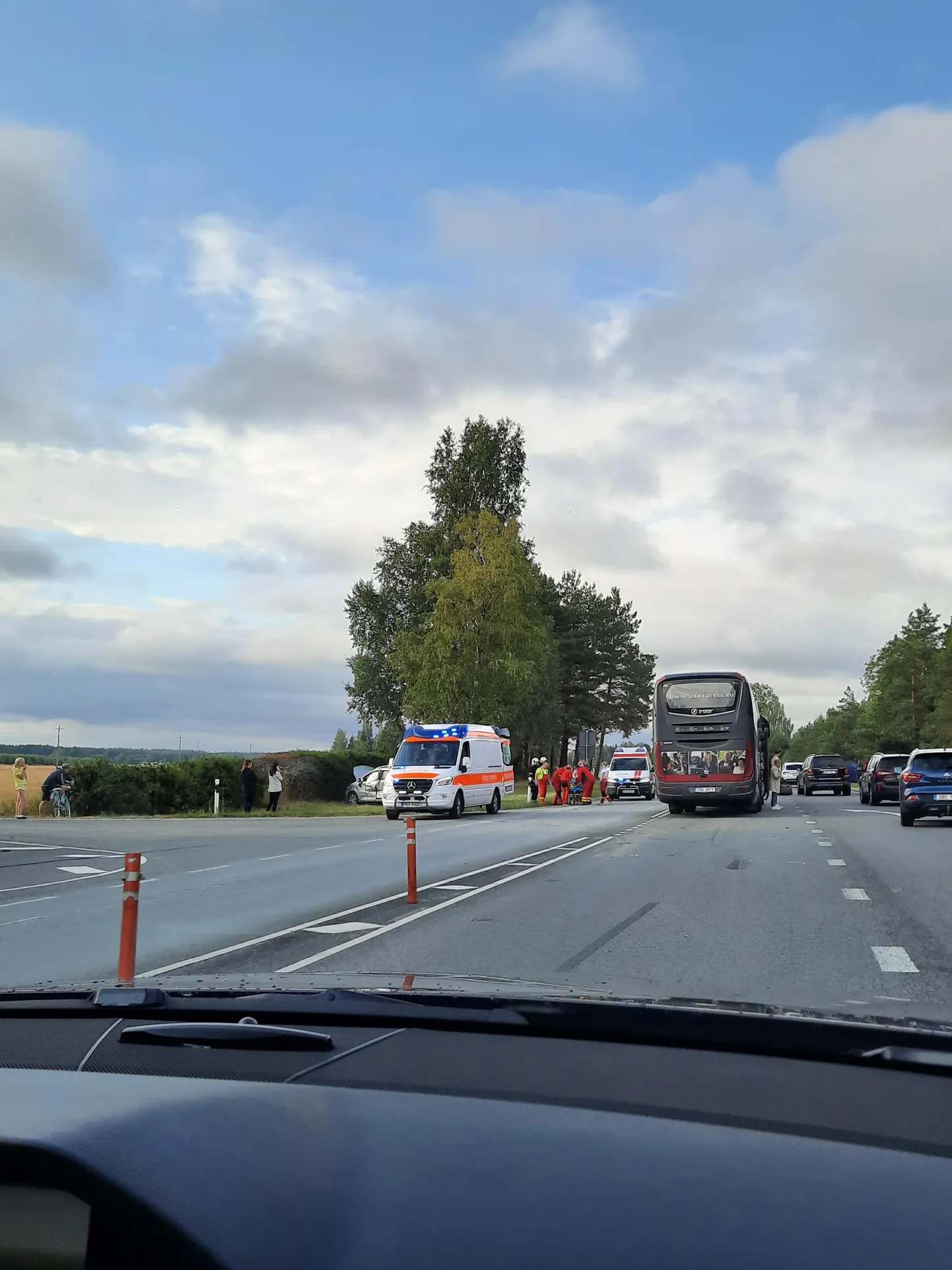 Sõiduautos viibinud juht ja kaasreisija viidi haiglasse kontrolli.
