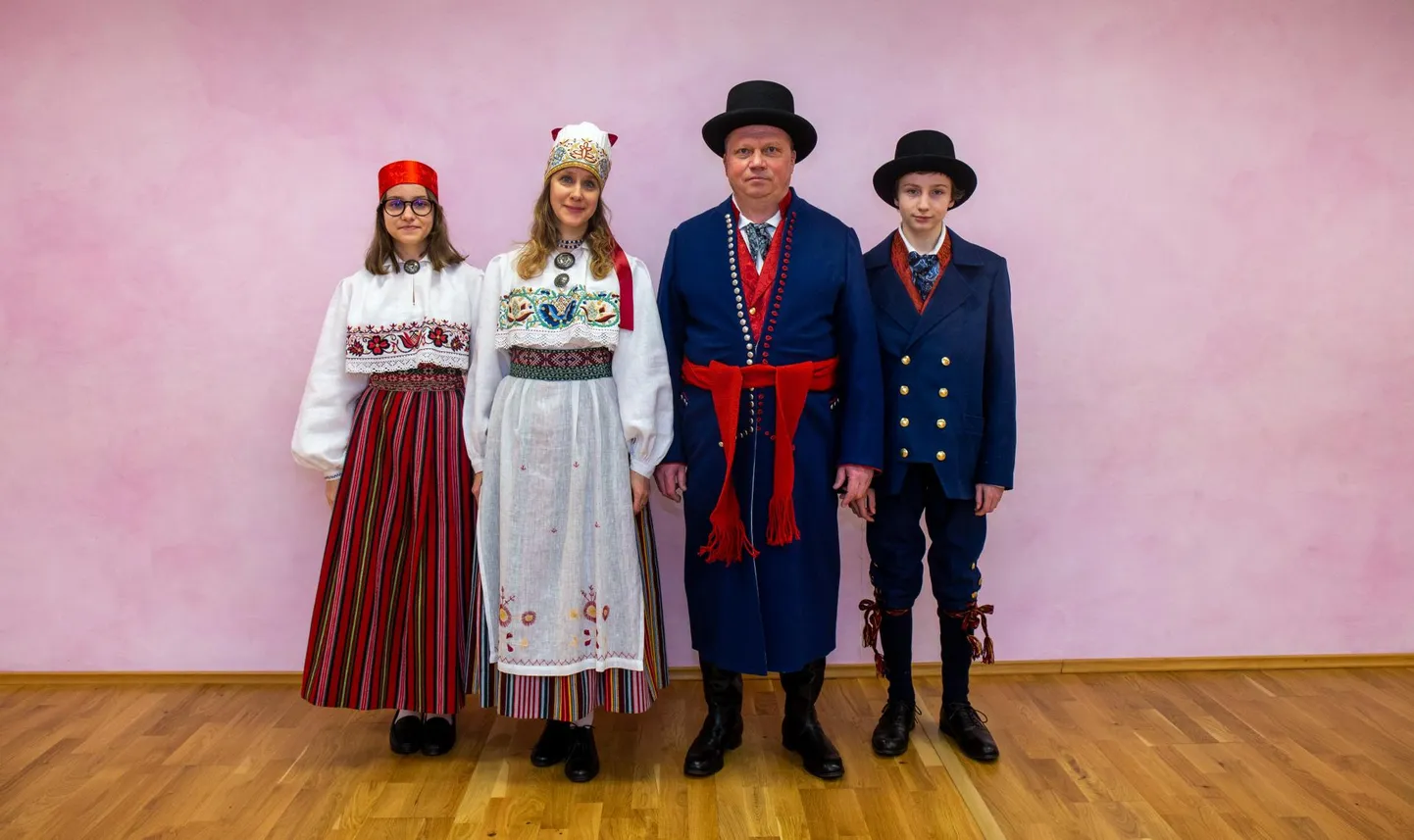 Pidu võib alata: esimest korda kannab terve pere kauneid
rahvariideid.