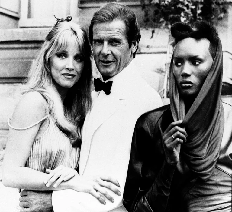 Roger Moore, Tanya Roberts ja Grace Jones. Roberts mängis Bondi tüdrukut 1985. aastal