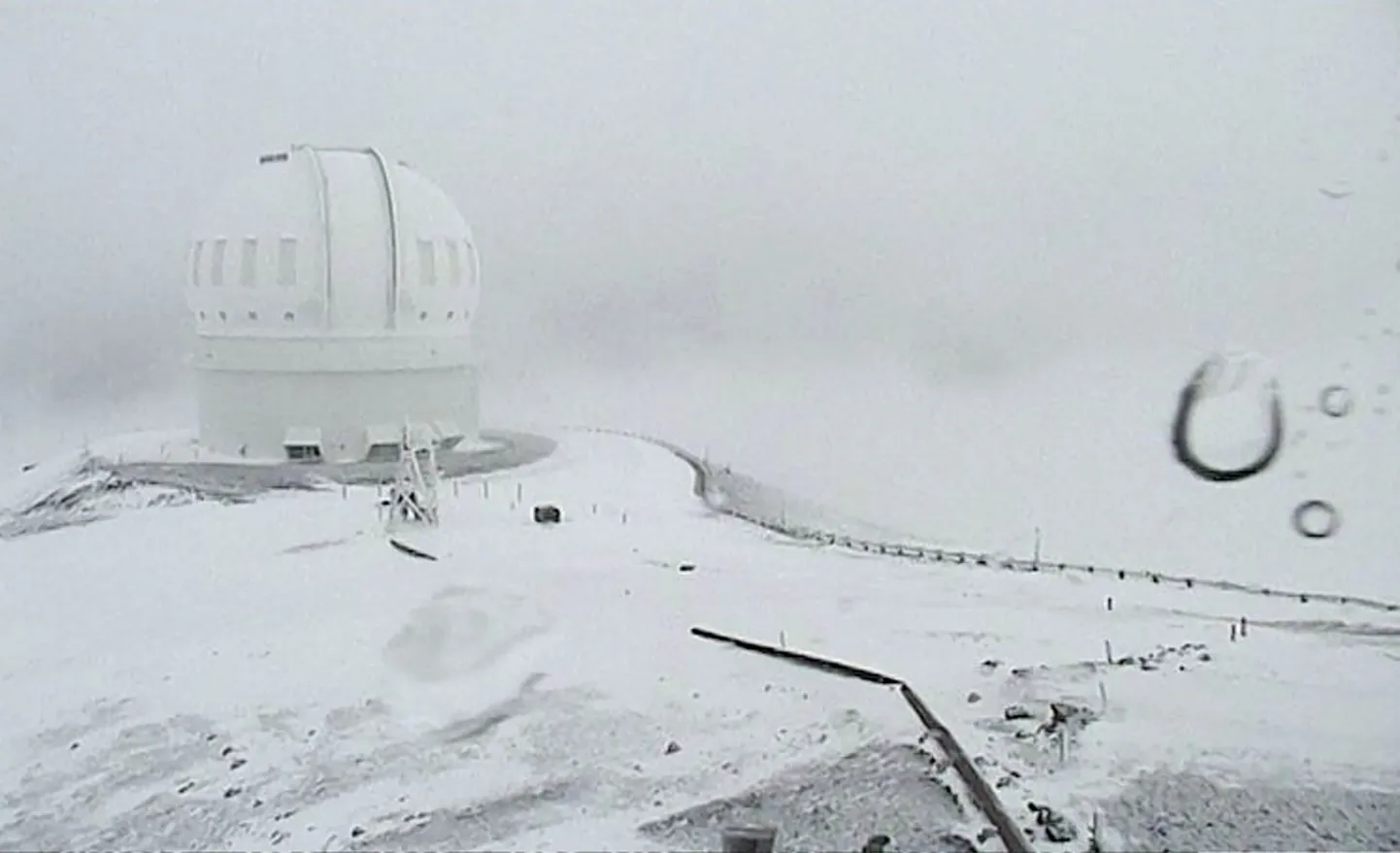 Teleskoop Mauna Kea  tipus Hawaii Big Islandil kattus lumega