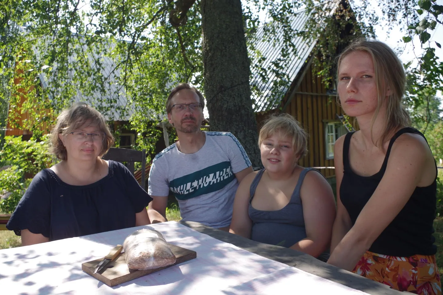 14 aastat tagasi Juraski küll ostetud ja sealtpeale jupikaupa ehitatud elumaja muutus teisipäeva öösel Oleskite pere silme all elamiskõlbmatuks. Pildil pereema Kadri (vasakult), isa Argo, poeg Ats Markus ja minia Maidrii.