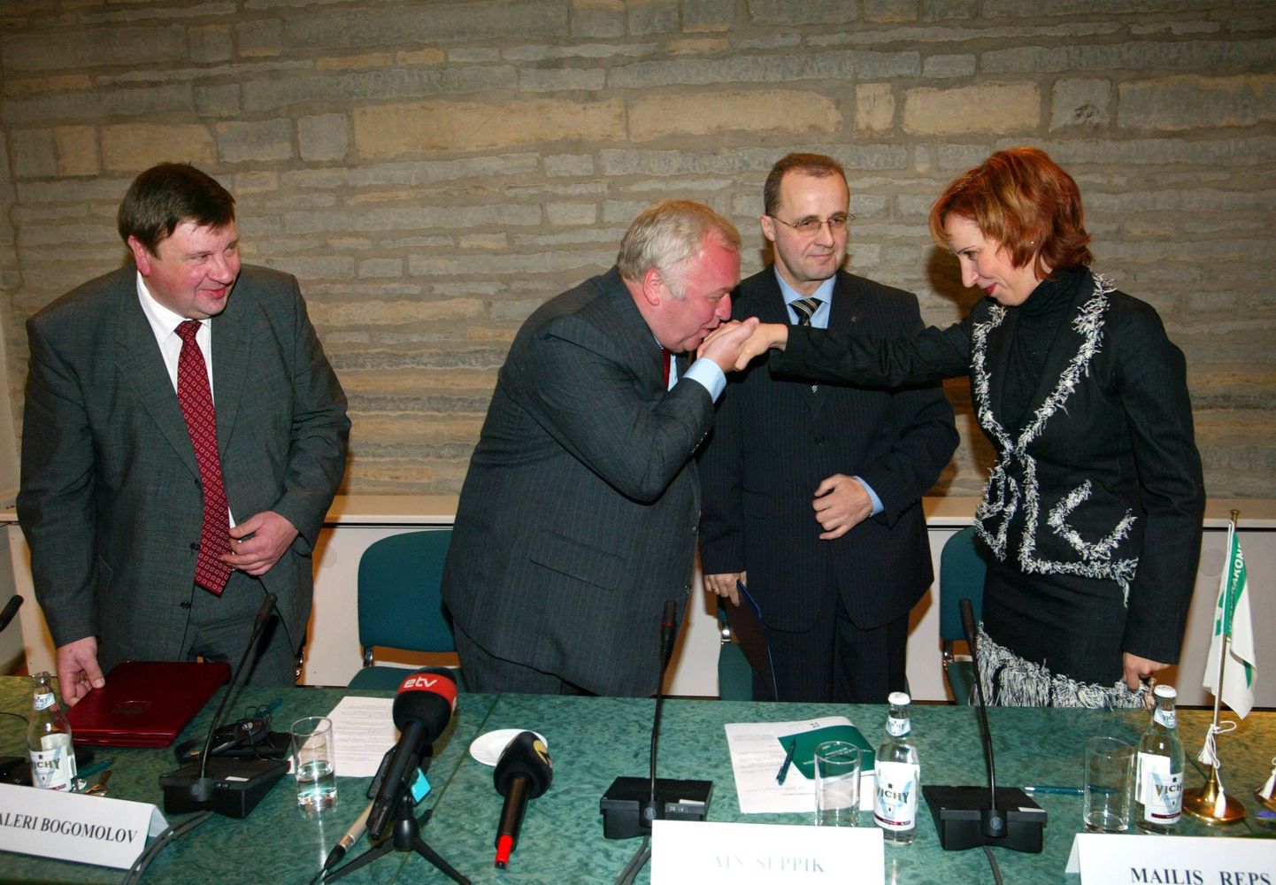 11 декабря 2004 года. Валерий Гусев (слева) и Валерий Богомолов подписывают договор от "Единой России". ЦП представляют Айн Сеппик и Майлис Репс.
