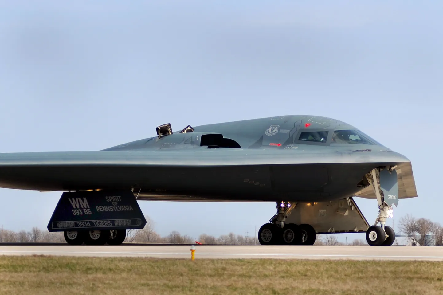 ASV B-2 Stealth bumbvedējs atgriežas Vitemana gaisa spēku bāzē Misūri štatā pēc misijas 2011. gada 20. martā.