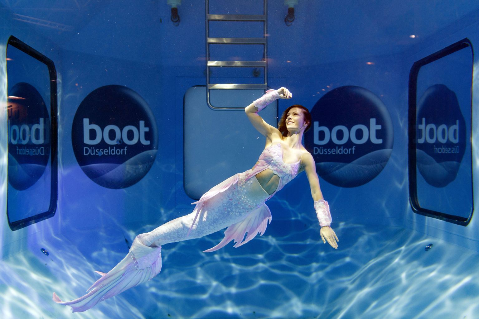 Hetk eelmisel aastal toimunud 50. Boot Düsseldorf meremessi showprogrammist - merineitsi sukeldumisvarustuse esitlusbasseinis